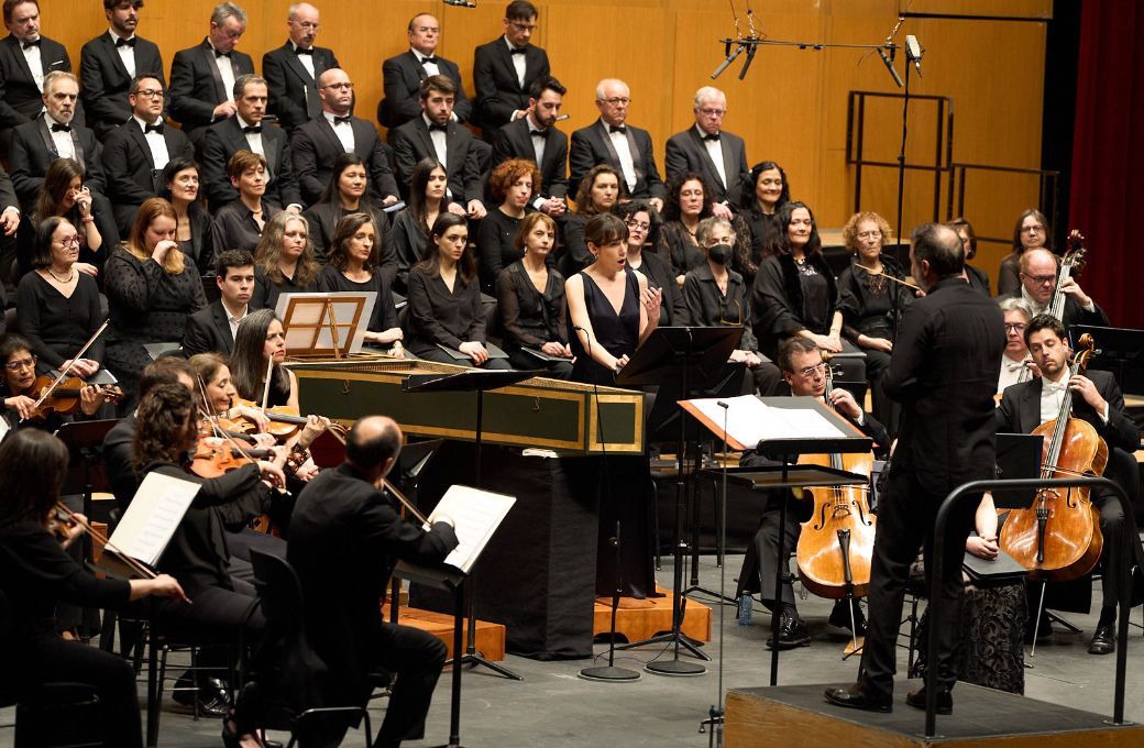 En el centro, Luc&iacute;a Caihuela; Coro y Orquesta Sinf&oacute;nica de Galicia con Carlos Mena en la direcci&oacute;n &copy; Orquesta Sinf&oacute;nica de Galicia
