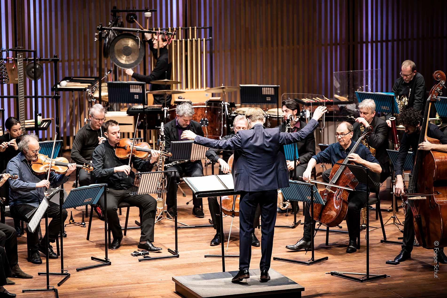 Bas Wiegers dirigiert das Klangforum Wien &copy; Foppe Schut