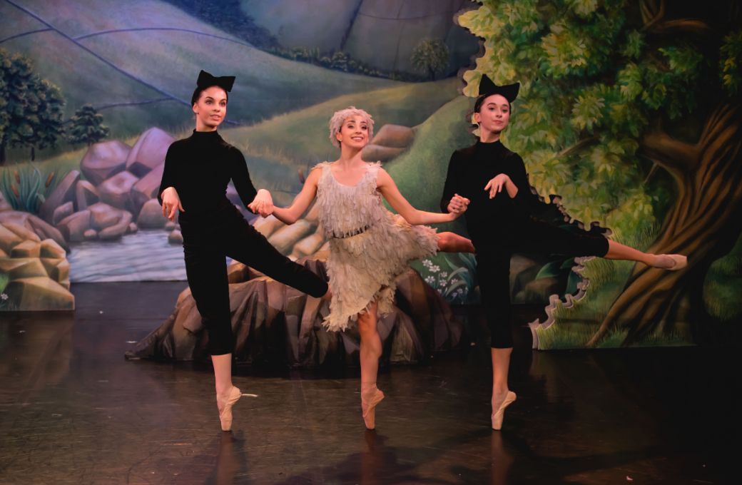Holly Slater, Julie Nunès and Leah Allen in Northern Ballet's <i>Ugly Duckling</i> © Emily Nuttall