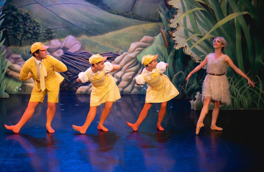 Harry Boucher, Holly Slater, Leah Allen and Julie Nunès in <i>Ugly Duckling</i> © Emily Nuttall