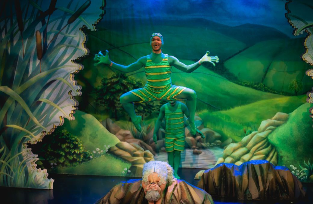 Wesley Branch and Julie Nunès in Northern Ballet's <i>Ugly Duckling</i> © Emily Nuttall