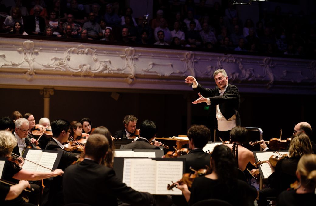 Giordano Bellincampi conducts the Auckland Philharmonia &copy; Adrian Malloch