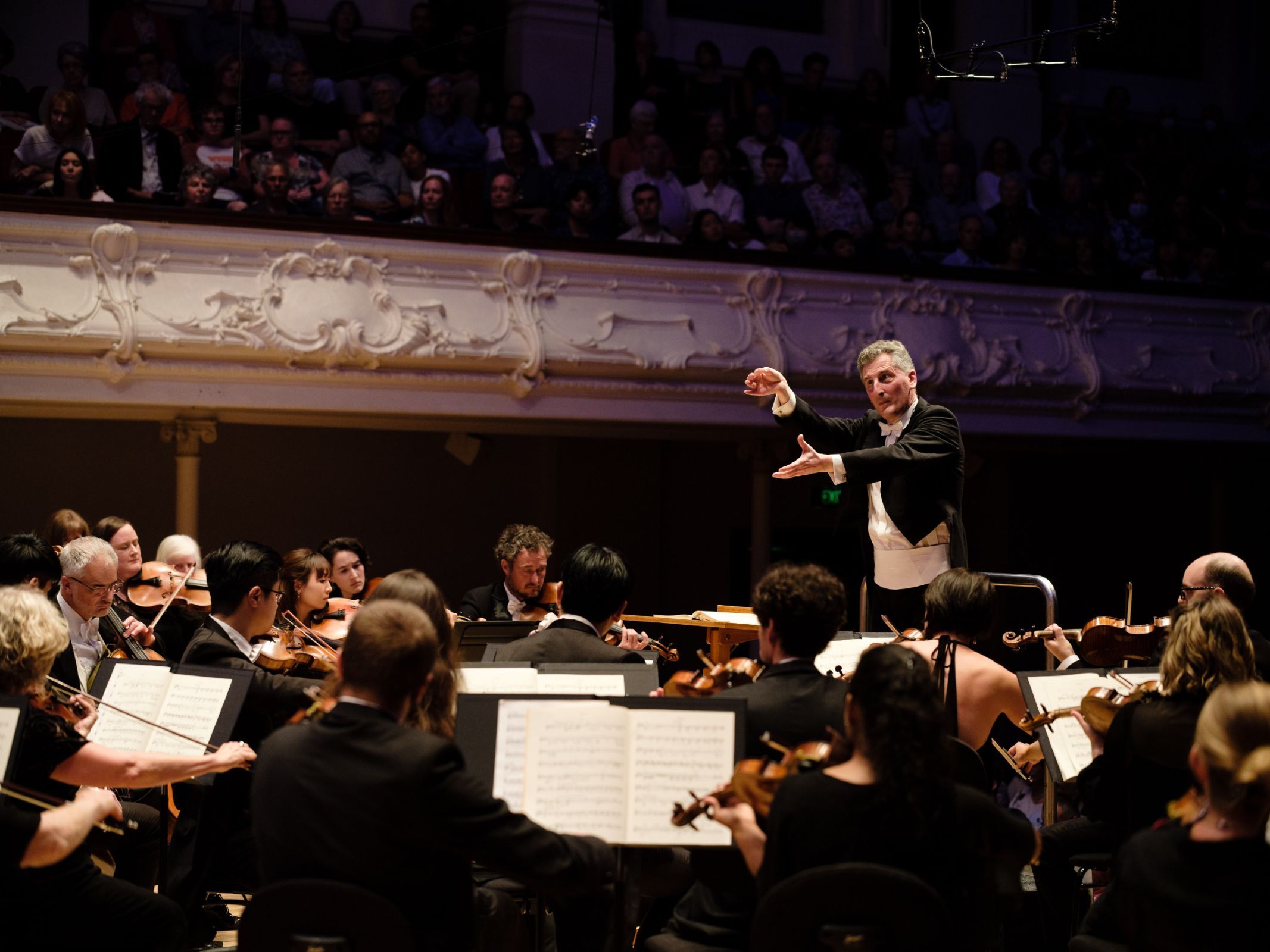 Giordano Bellincampi conducts the Auckland Philharmonia &copy; Adrian Malloch
