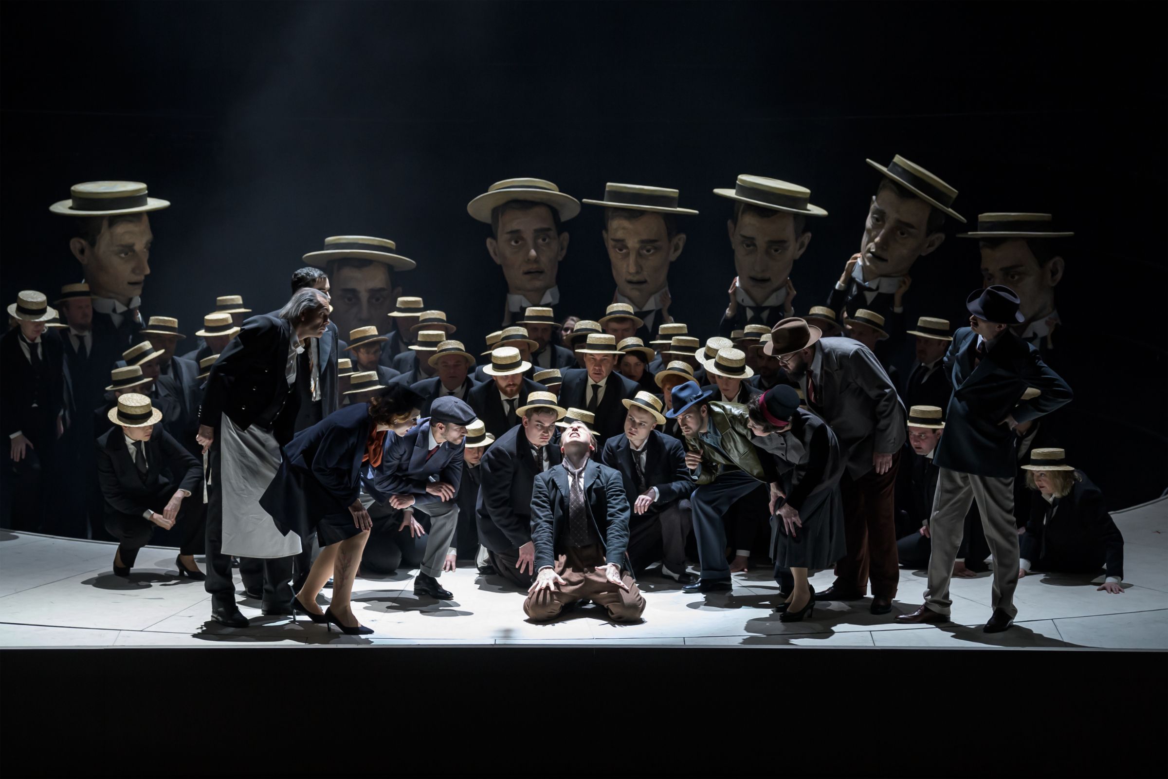 Joseph Dennis (Wenzel Strapinski) and the State Opera Chorus &copy; Národní divadlo | Serghei Gherciu