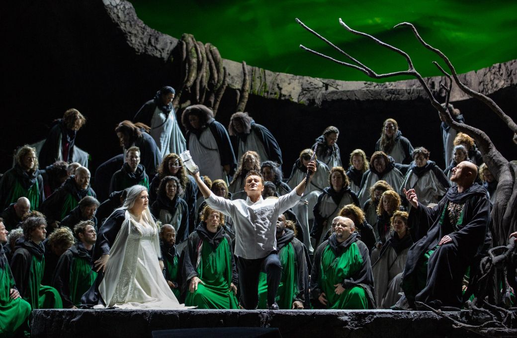 Tamara Wilson (Elsa), Piotr Beczała (Lohengrin), G&uuml;nther Groissb&ouml;ck (Heinrich) and ensemble &copy; Marty Sohl | Met Opera