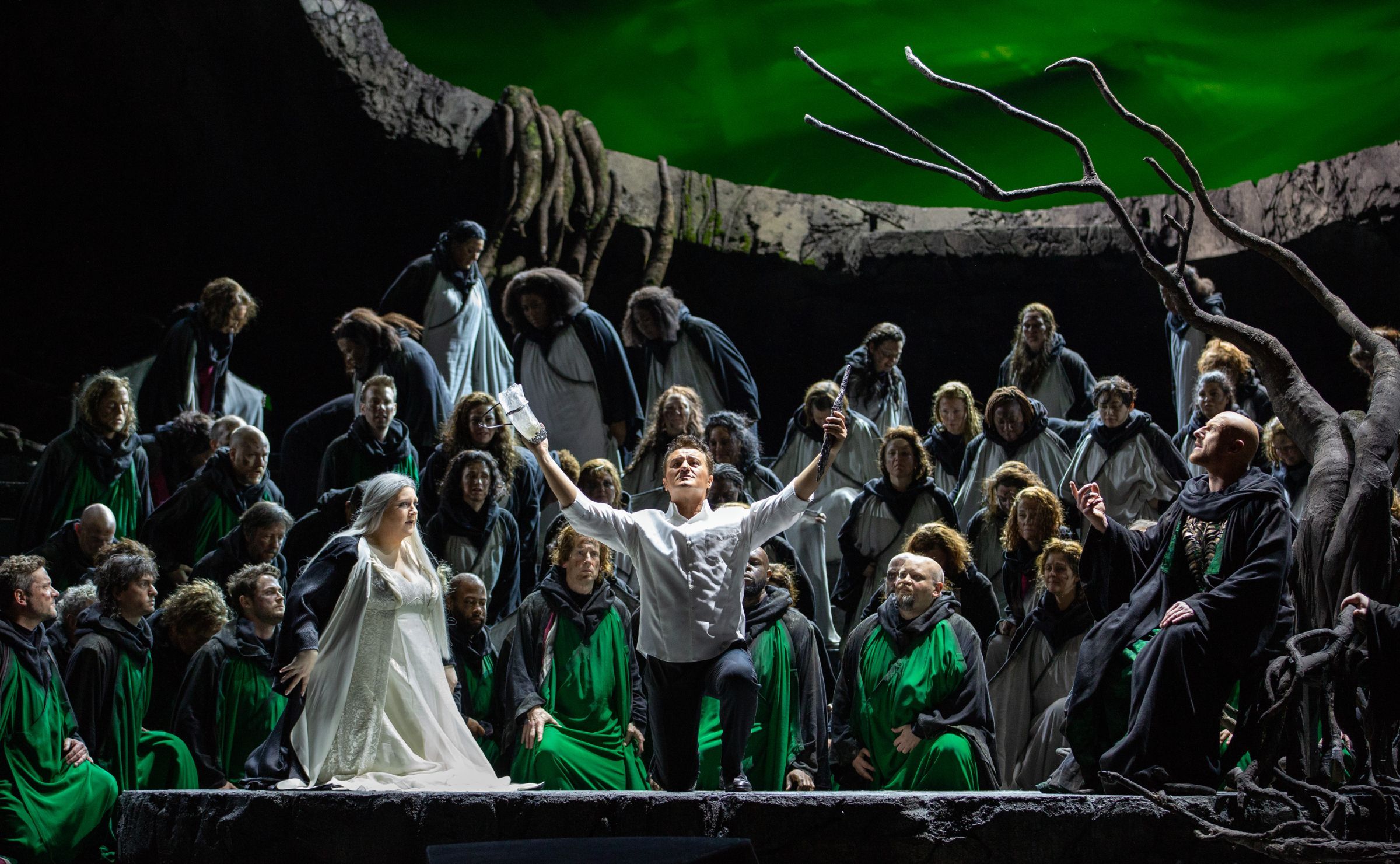 Tamara Wilson (Elsa), Piotr Beczała (Lohengrin), Günther Groissböck (Heinrich) and ensemble &copy; Marty Sohl | Met Opera