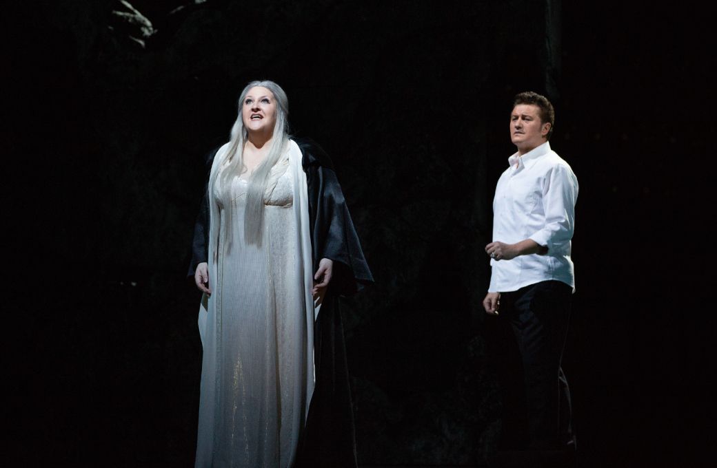Tamara Wilson (Elsa) and Piotr Beczała (Lohengrin) &copy; Marty Sohl | Met Opera