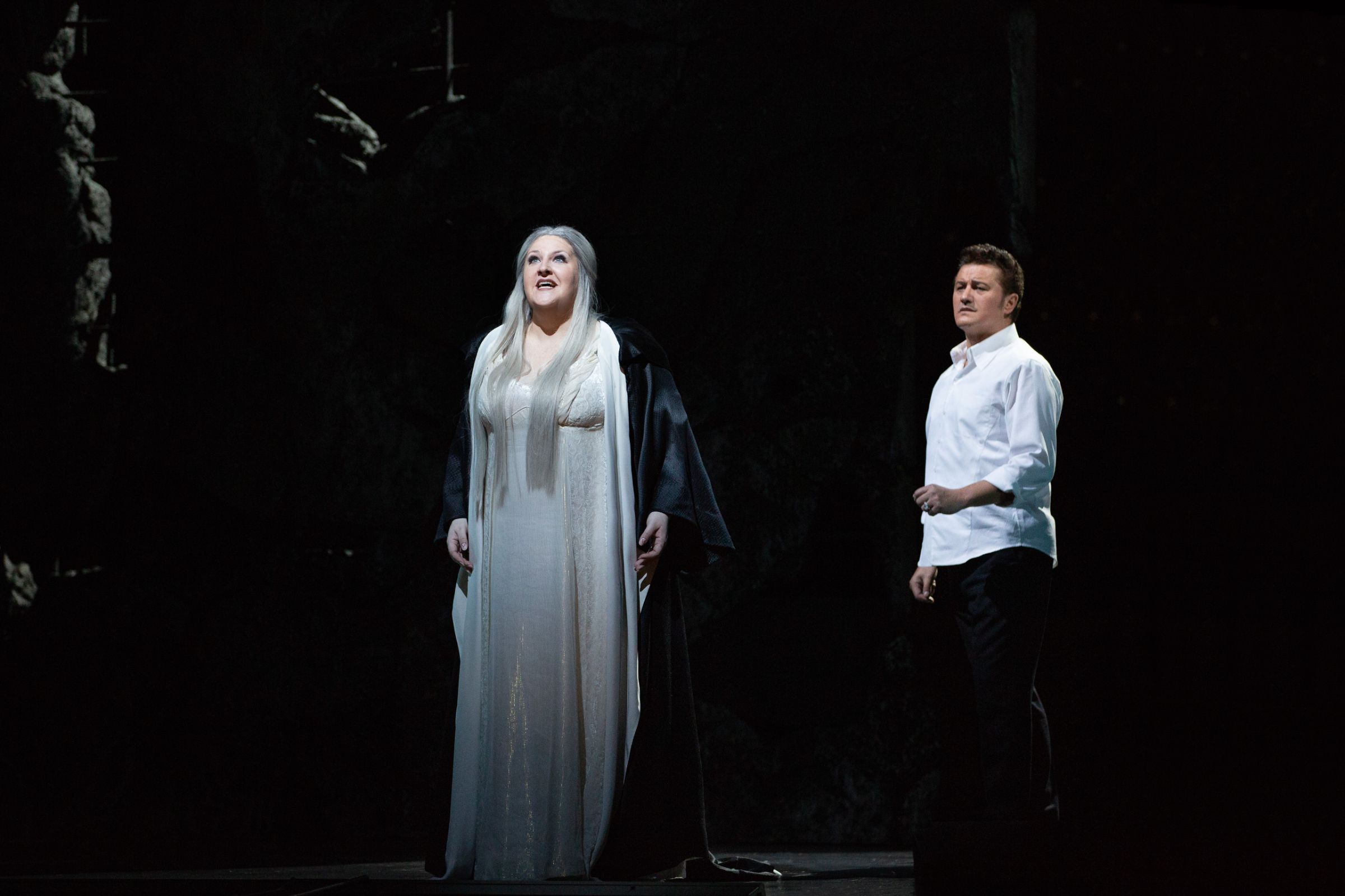 Tamara Wilson (Elsa) and Piotr Beczała (Lohengrin) &copy; Marty Sohl | Met Opera