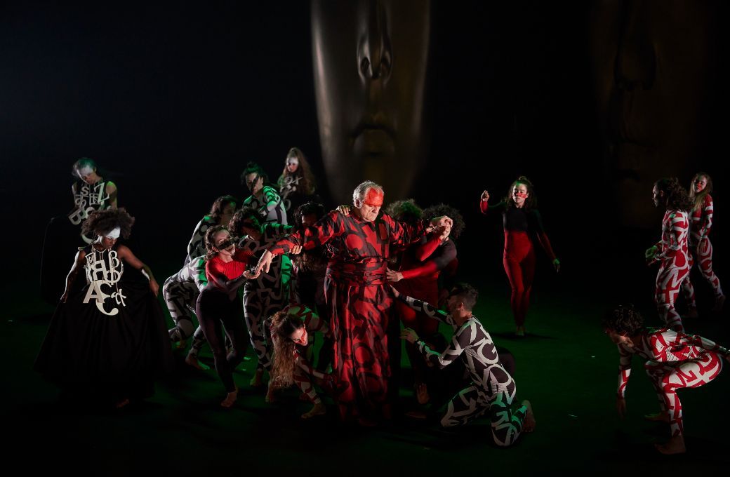 Željko Lučić (Macbeth) rodeado por los bailarines &copy; David Ruano | Gran Teatre del Liceu