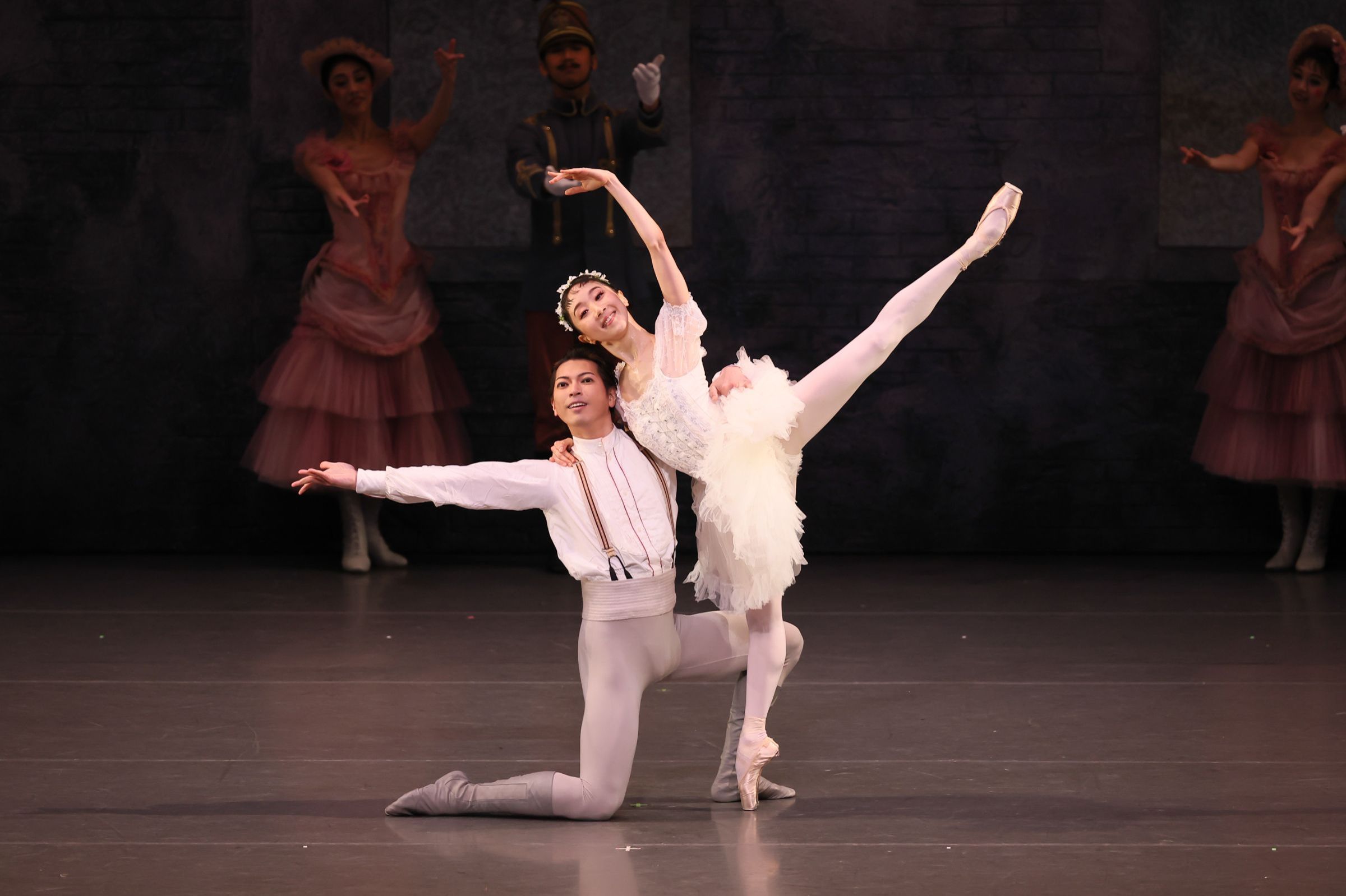 Shun Izawa and Yui Yonezawa as Franz and Swanilda in Roland Petit's <i>Coppélia</i> © Kiyonori Hasegawa