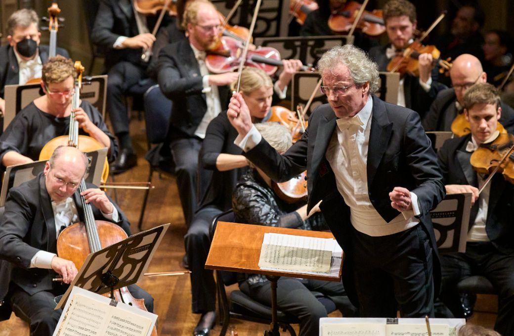 Franz Welser-Möst conducts The Cleveland Orchestra © Roger Mastroianni, courtesy of The Cleveland Orchestra