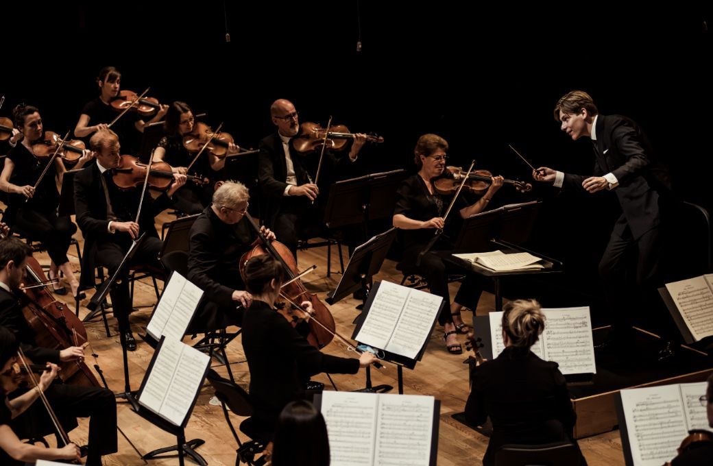 Klaus M&auml;kel&auml; conducts the Orchestre de Paris &copy; Mathias Benguigui