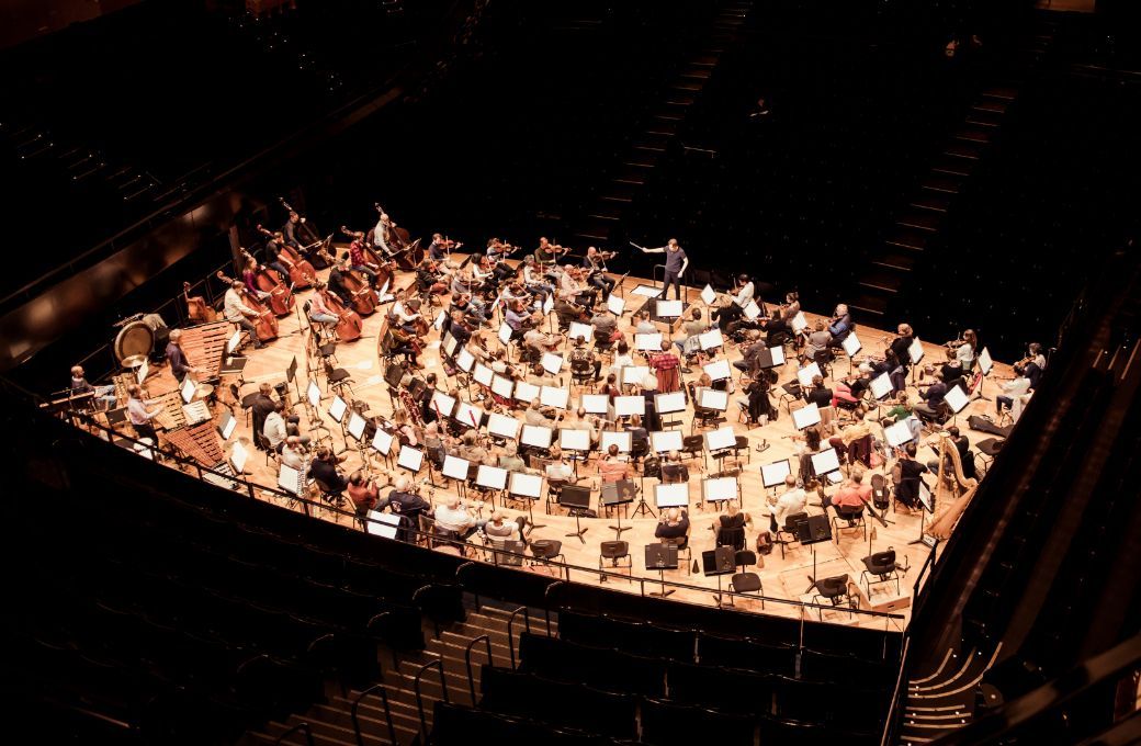 Klaus M&auml;kel&auml; rehearses with the Orchestre de Paris &copy; Mathias Benguigui
