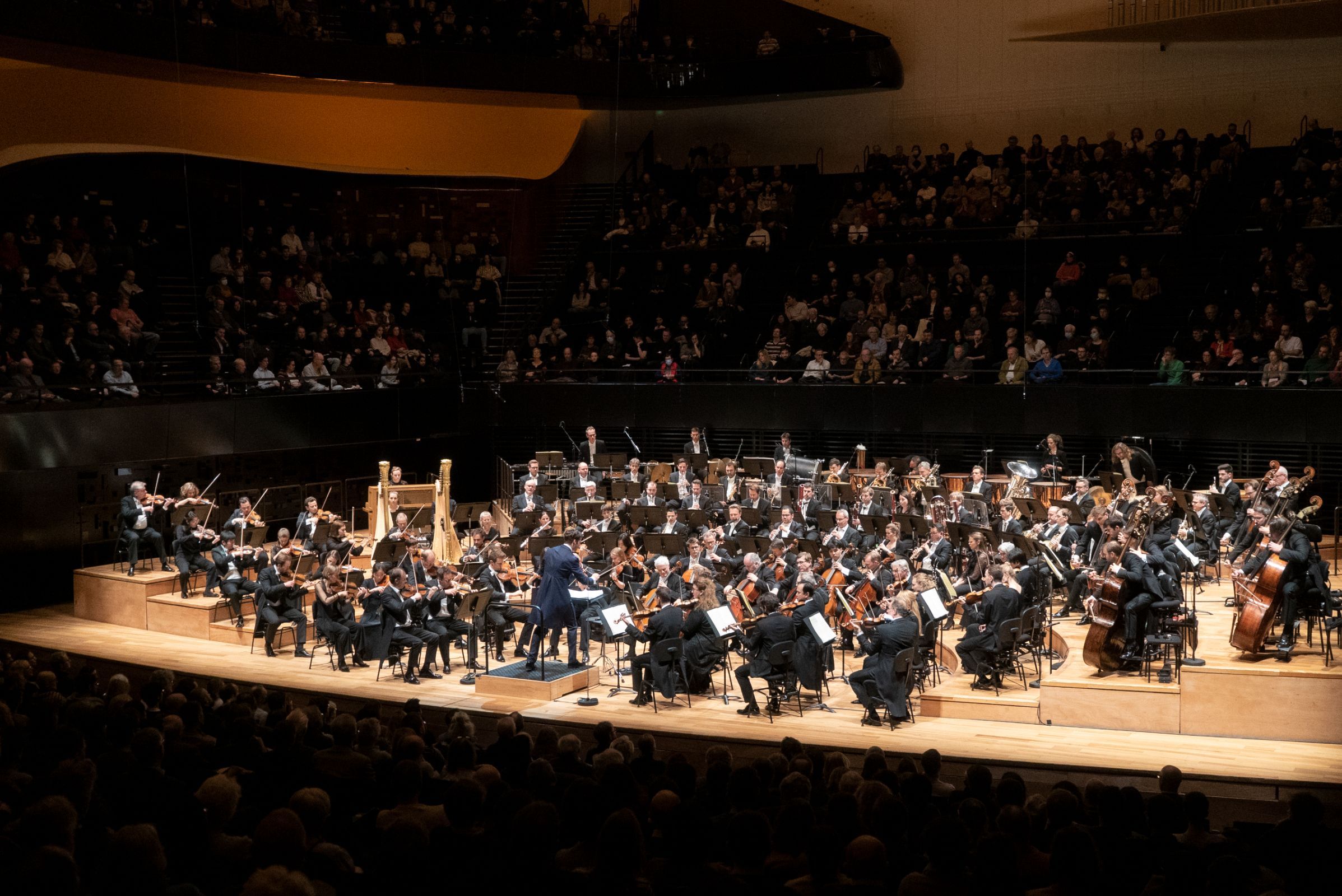Lorenzo Viotti dirige les Münchner Philharmoniker à la Philharmonie &copy; Charles d'Hérouville