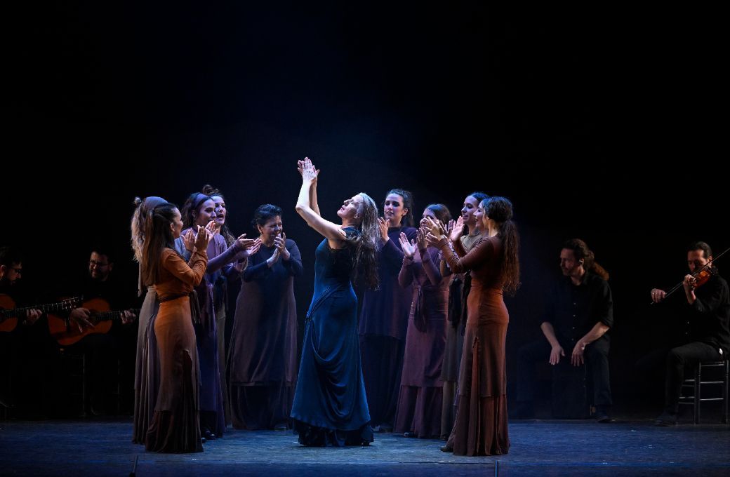 María Pagés en el centro rodeada de bailarinas y músicos © Iván Martínez