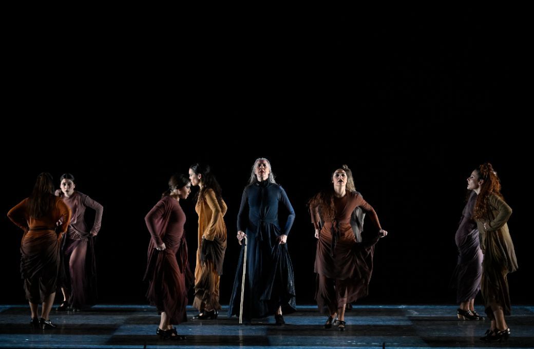 María Pagés rodeada de bailarinas en un momento de <i>De Scheherezade</i> © Iván Martínez