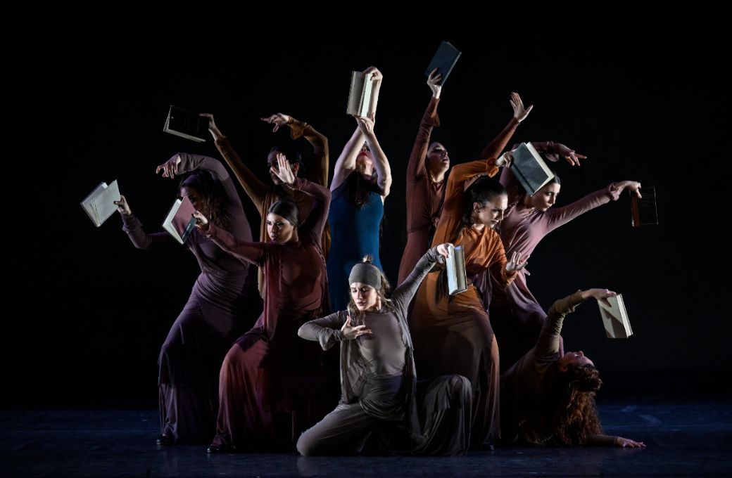 Escena con libros, utilizados como símbolos en la coreografía de María Pagés © Iván Martínez