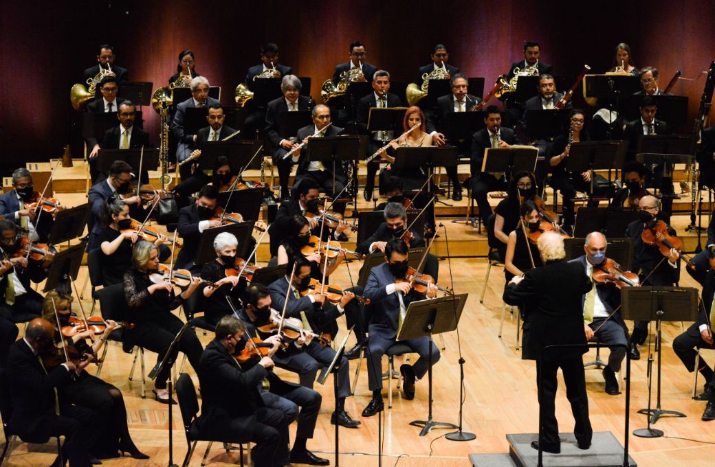 Enrique Arturo Diemecke al frente de la Orquesta de la UNAM © Música UNAM | Paola F. Rodríguez