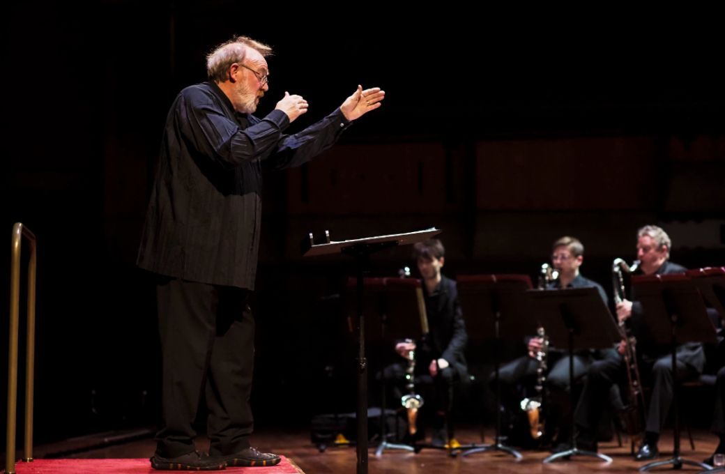 Martyn Brabbins conducts the London Sinfonietta © Sisi Burn