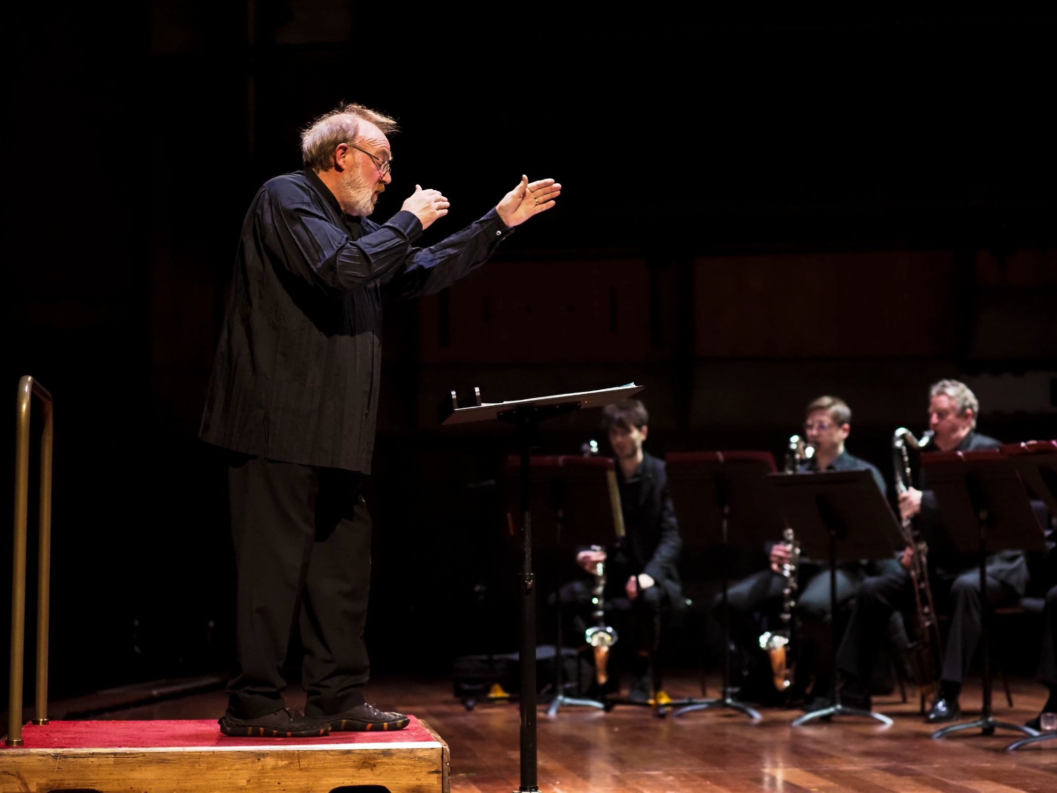 Martyn Brabbins conducts the London Sinfonietta &copy; Sisi Burn