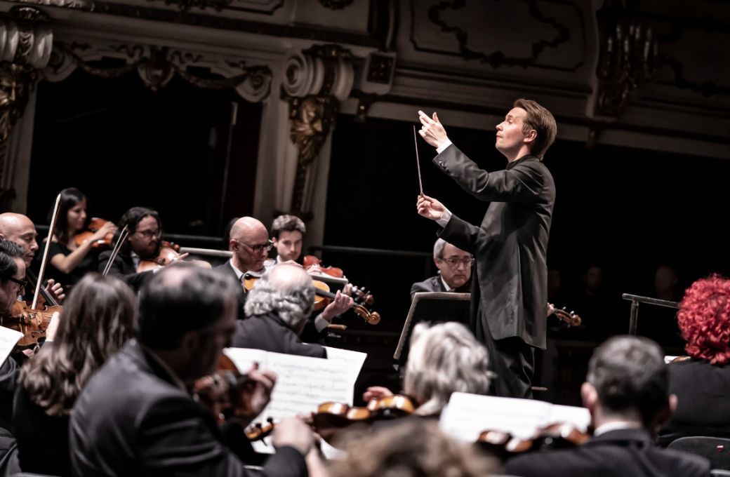 Pietari Inkinen al frente de la Orquesta de València © Live Music Valencia