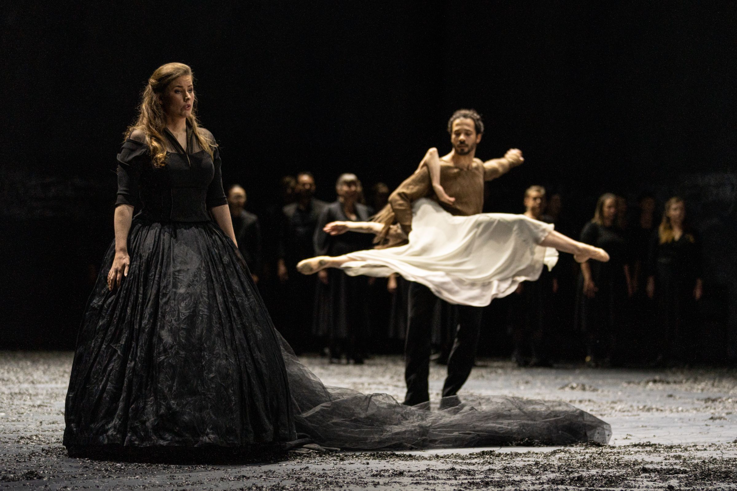 Eleanor Lyons and dancers from Ballett Zürich &copy; Andrew Beveridge