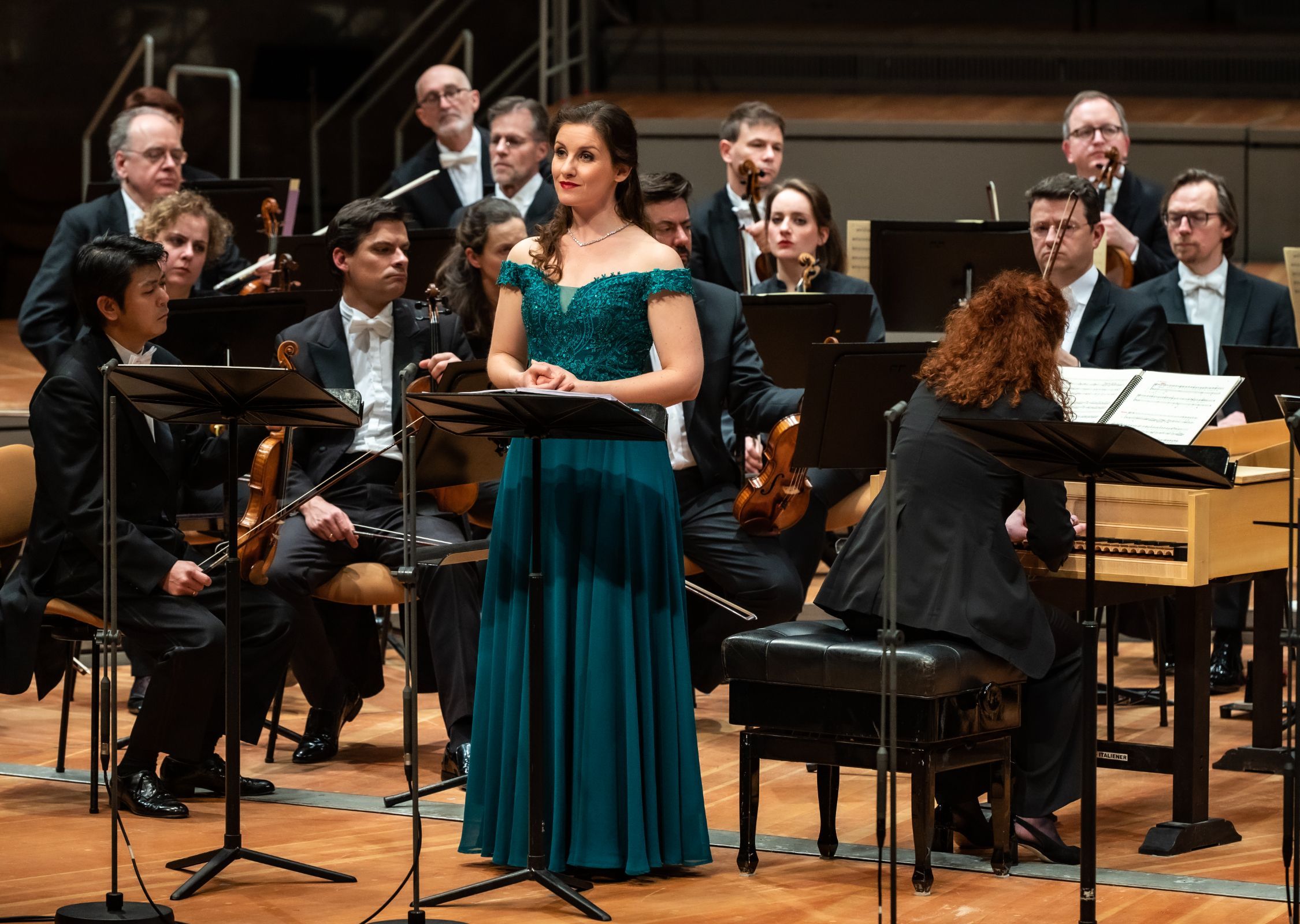 Elsa Benoit, Emmanuelle Haïm and the Berliner Philharmoniker © Bettina Stoß
