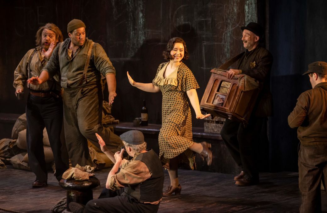 Viktor Antipenko (Luigi) and Sunyoung Seo (Giorgetta) in <i>Il tabarro</i> &copy; James Glossop