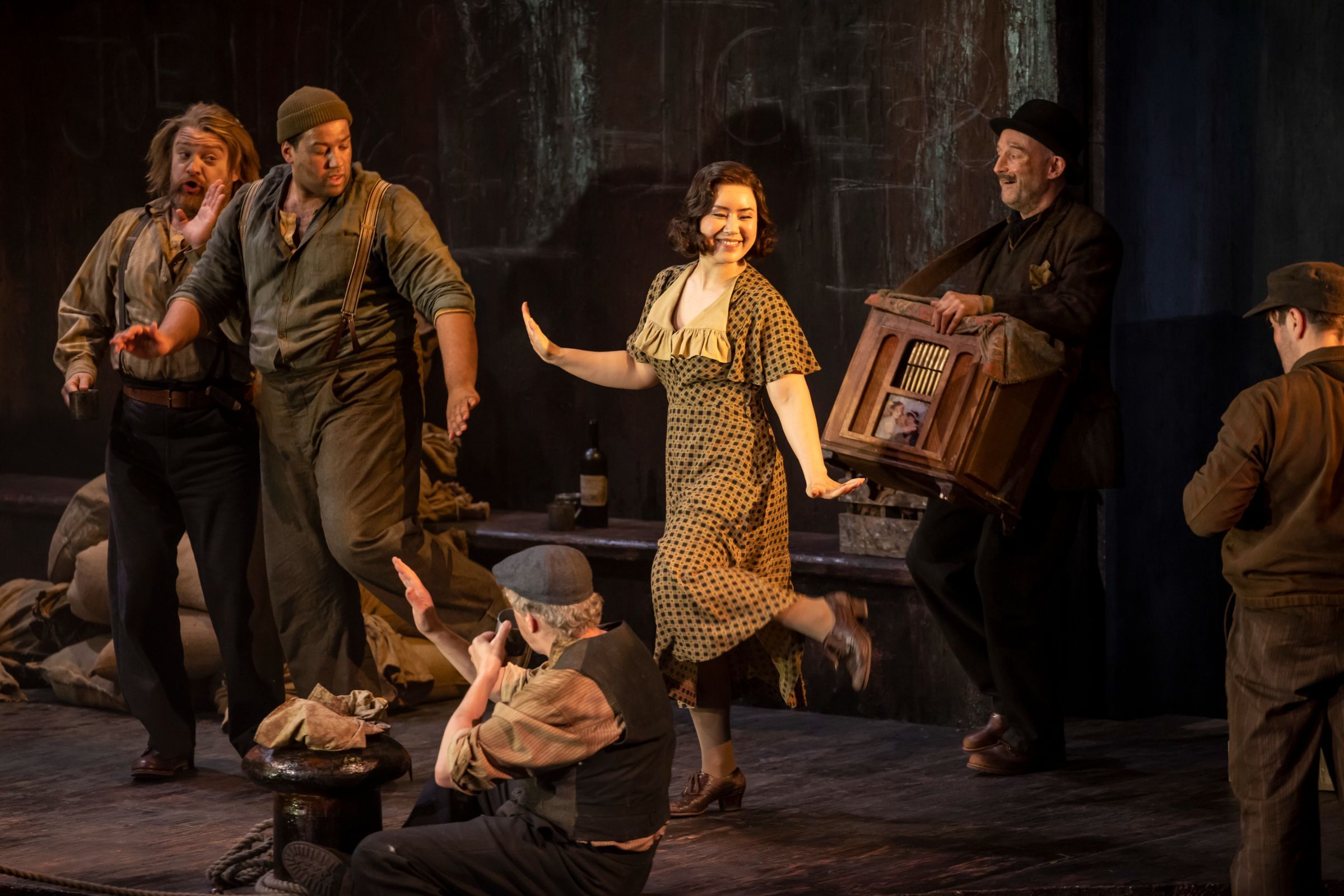 Viktor Antipenko (Luigi) and Sunyoung Seo (Giorgetta) in <i>Il tabarro</i> &copy; James Glossop