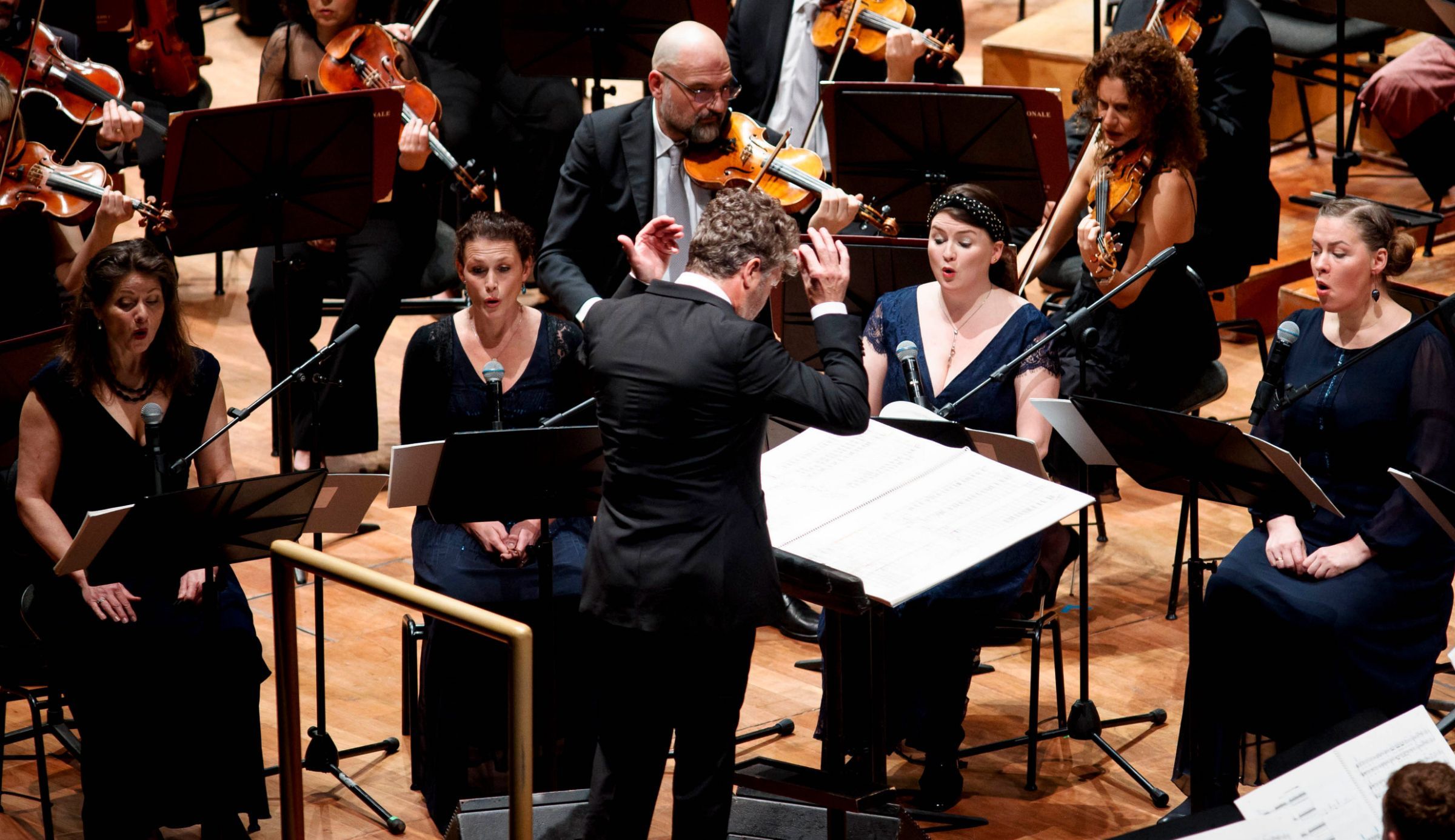 Pablo Heras-Casado conducts Theatre of Voices © ANSC | Musacchio, Ianniello & Pasqualini