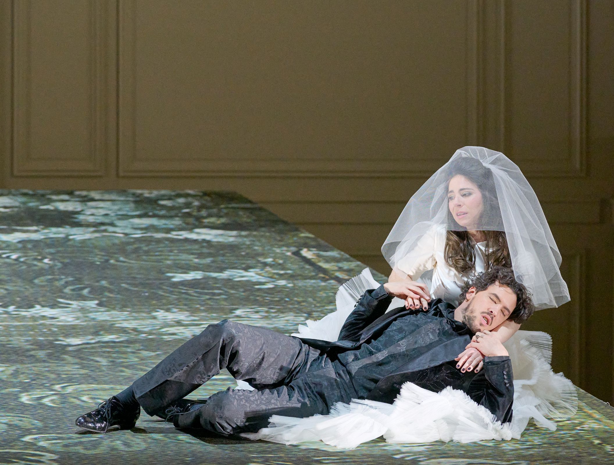 Hanna-Elisabeth Müller (Contessa) and Andrè Schuen (Conte Almaviva) &copy; Wiener Staatsoper | Michael Pöhn