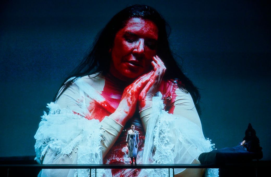 Leonor Bonilla interpretando las arias de <i>Lucia di Lammermoor</i> y Marina Abramović © David Ruano | Gran Teatre del Liceu