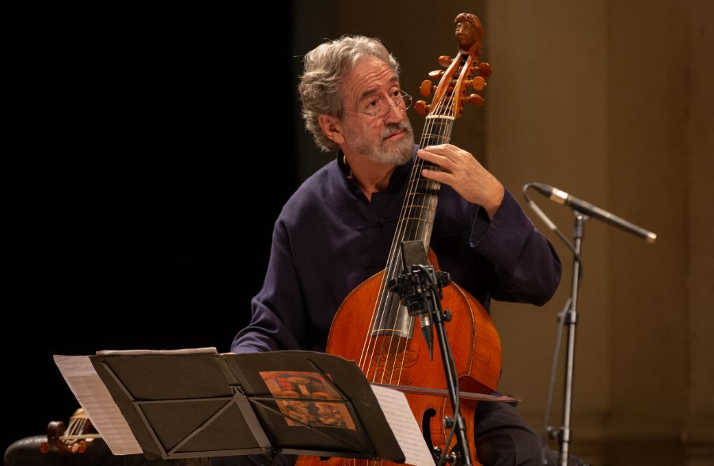 Jordi Savall rehearsing with viola da gamba &copy; Amy Ryan