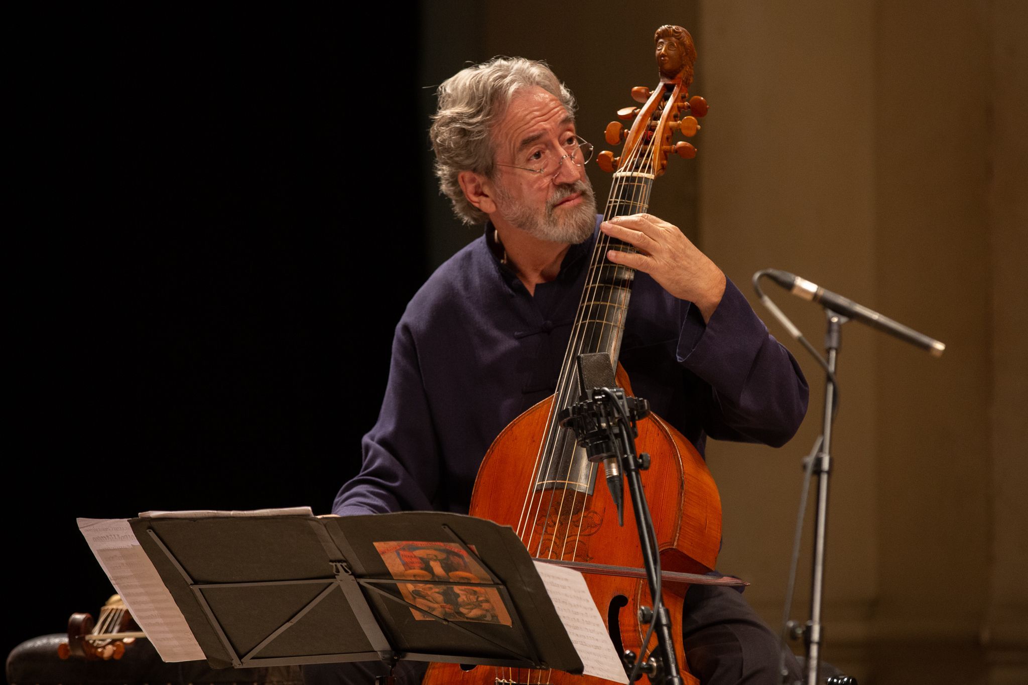 Jordi Savall rehearsing with viola da gamba &copy; Amy Ryan