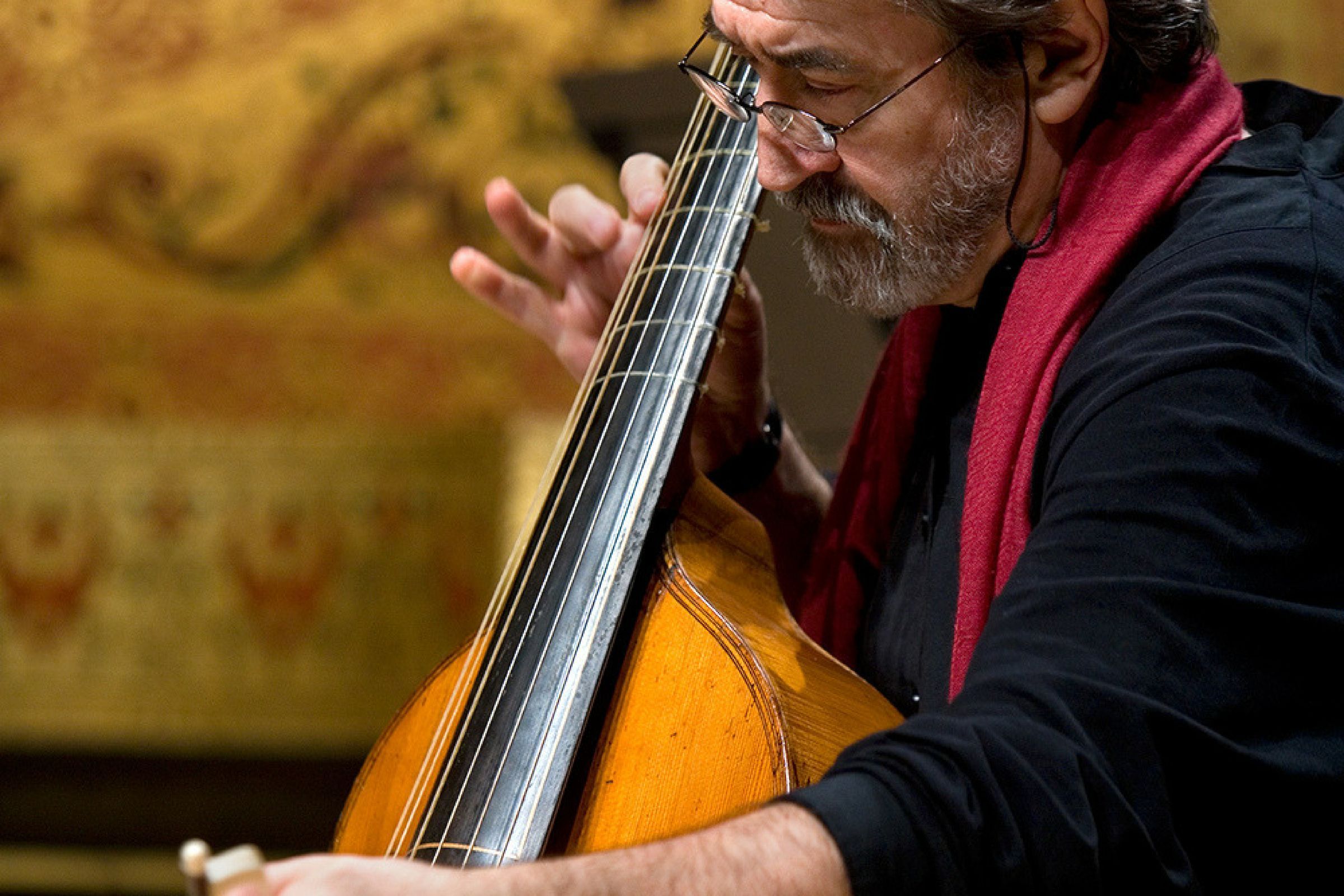 Jordi Savall and viola da gamba &copy; David Ignaszewski