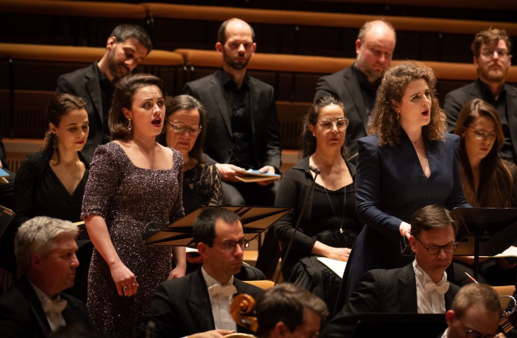 Katharina Konradi und Eva Za&iuml;cik mit dem Collegium Vocale Gent &copy; Peter Meisel