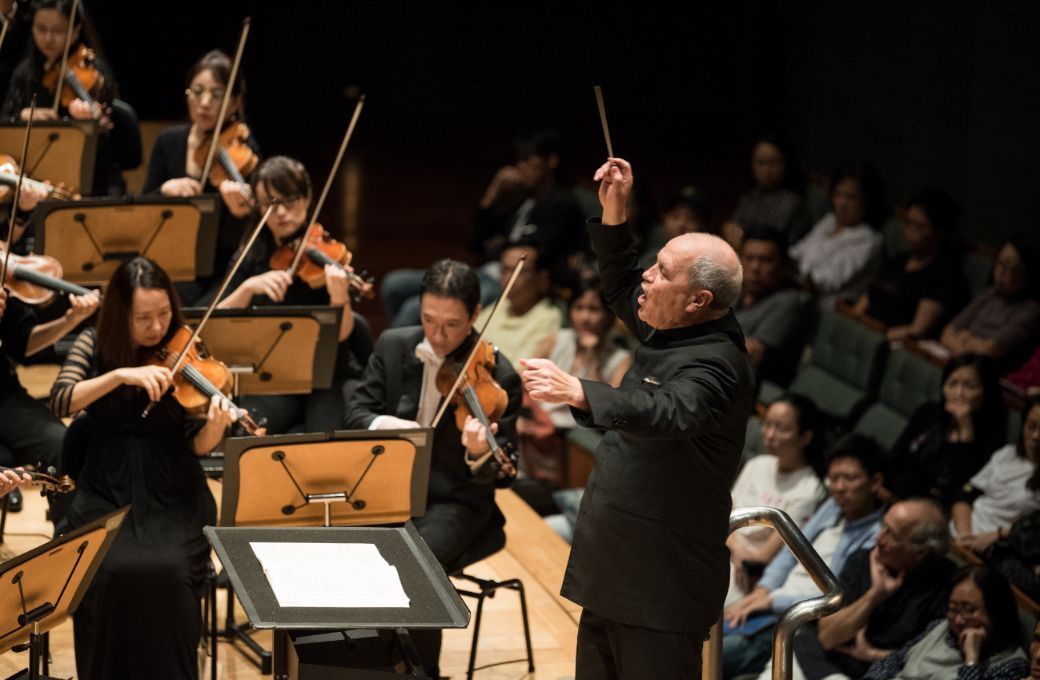 Hans Graf conducts &copy; Singapore Symphony Orchestra