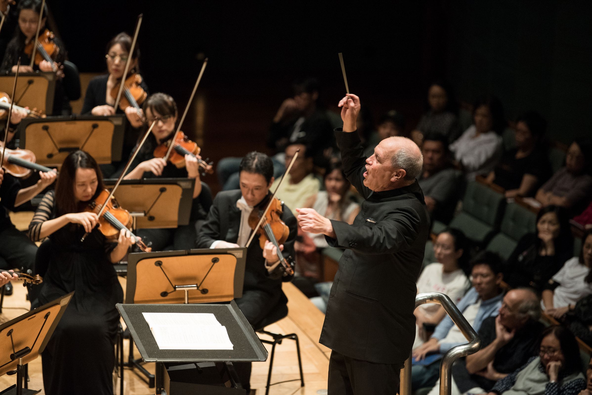 Hans Graf conducts &copy; Singapore Symphony Orchestra