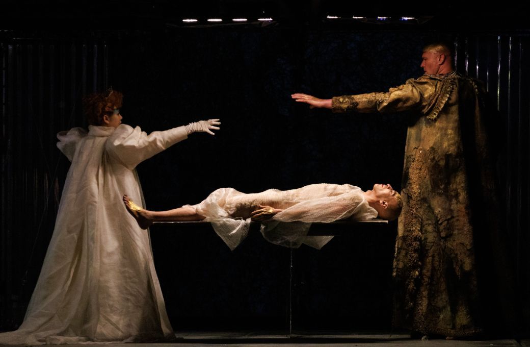 Haegee Lee (Queen Tye), Anthony Roth Costanzo (Akhnaten) and Zachary James (Scribe) © Belinda Jiao