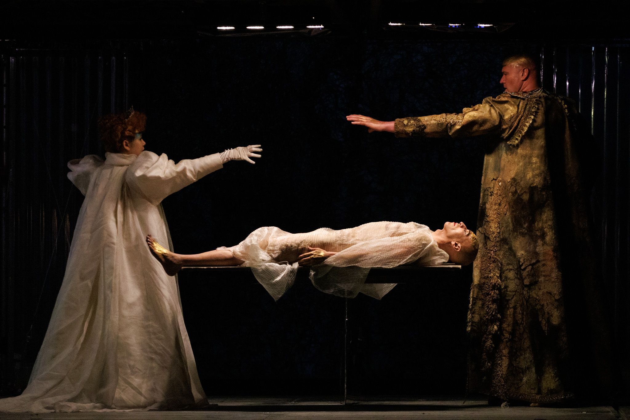 Haegee Lee (Queen Tye), Anthony Roth Costanzo (Akhnaten) and Zachary James (Scribe) © Belinda Jiao