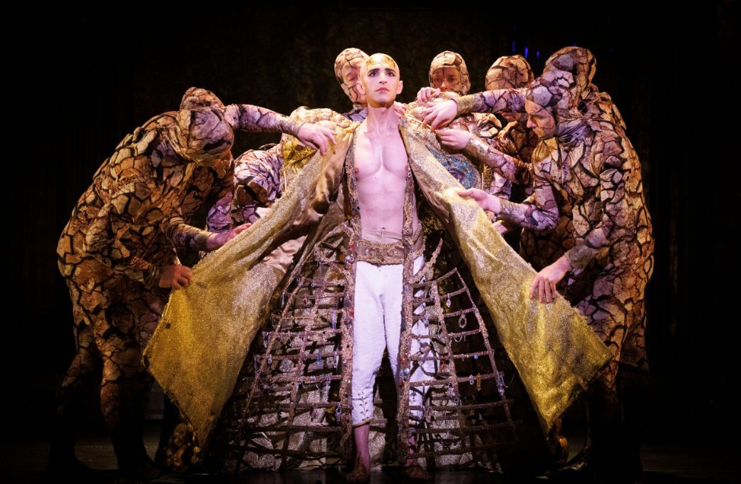 Anthony Roth Costanzo (Akhnaten) and Gandini Juggling © Belinda Jiao