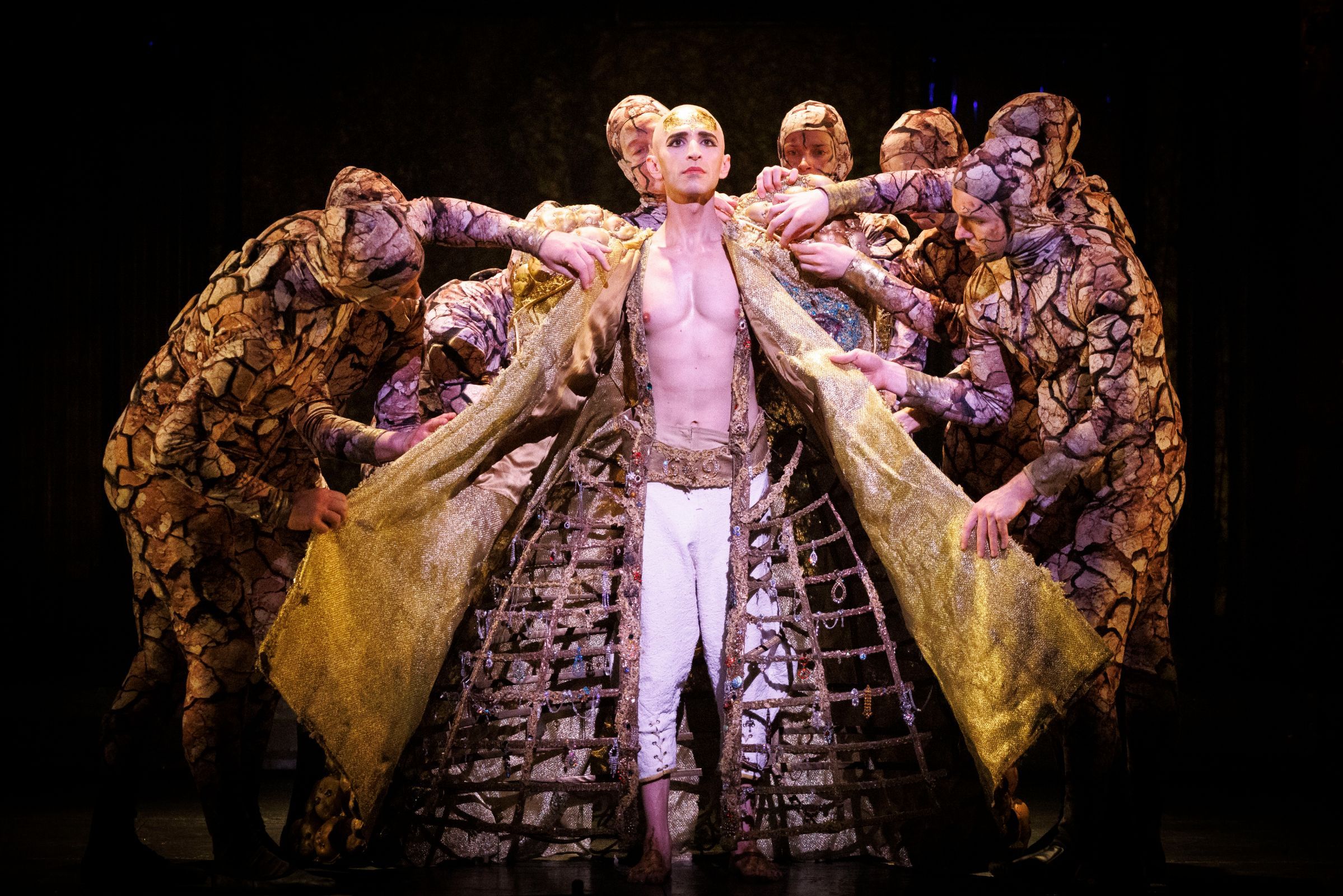 Anthony Roth Costanzo (Akhnaten) and Gandini Juggling © Belinda Jiao
