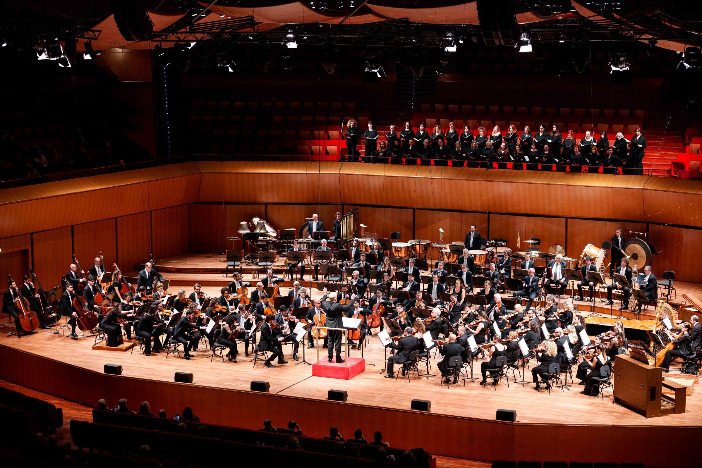 Thomas Adès conducts the Coro e Orchestra dell'Accademia Nazionale di Santa Cecilia &copy; Musacchio, Ianniello e Pasqualini