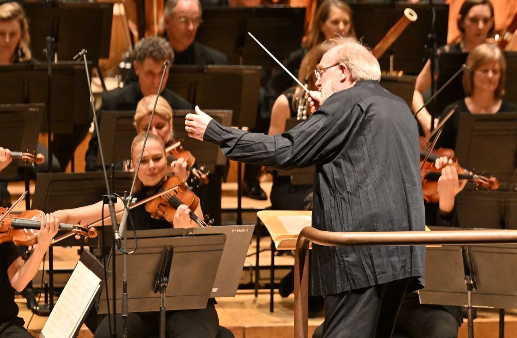Martyn Brabbins conducts the BBC Symphony Orchestra © BBC | Mark Allan