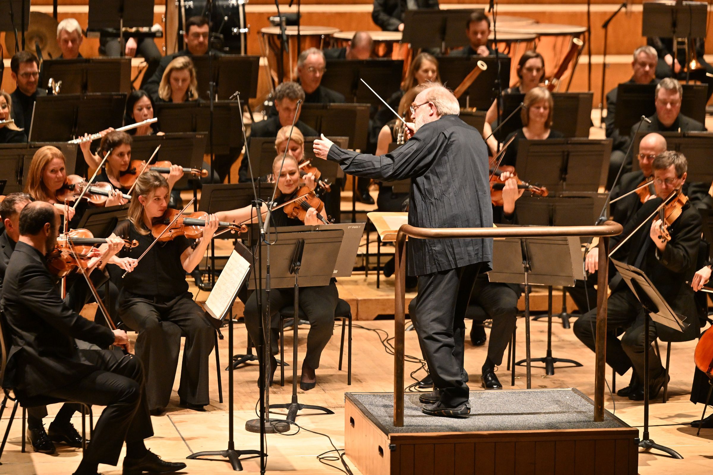 Martyn Brabbins conducts the BBC Symphony Orchestra © BBC | Mark Allan