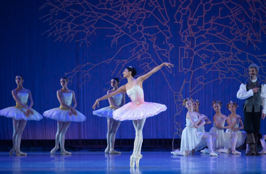 Chinara Alizade and Polish National Ballet in <i>Don Quixote</i> © Ewa Krasucka
