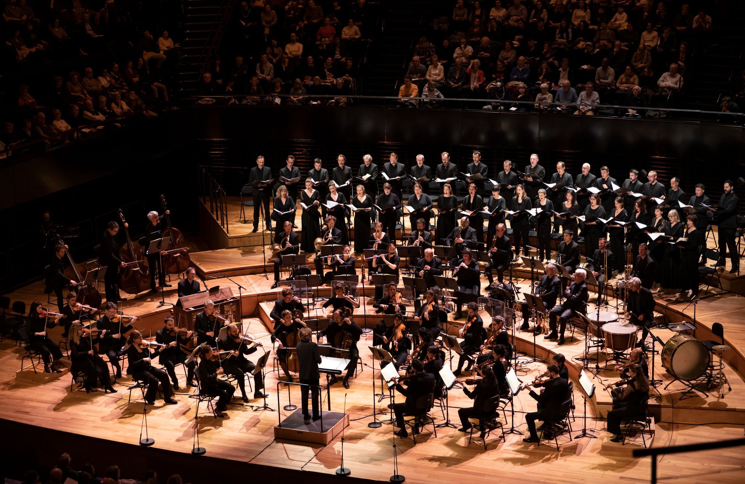 Laurence Equilbey dirige Insula Orchestra et accentus à la Philharmonie de Paris © Julien Benhamou