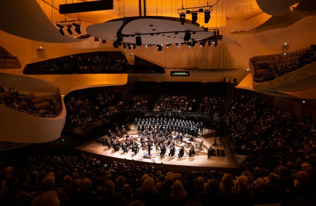 Laurence Equilbey dirige Insula Orchestra et accentus à la Philharmonie de Paris © Julien Benhamou