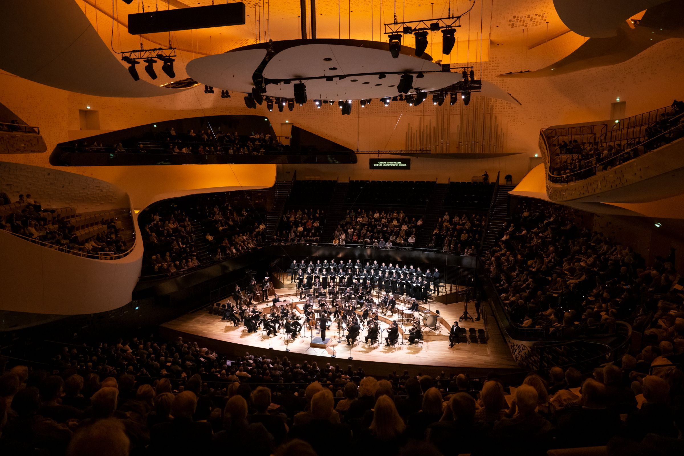 Laurence Equilbey dirige Insula Orchestra et accentus à la Philharmonie de Paris © Julien Benhamou