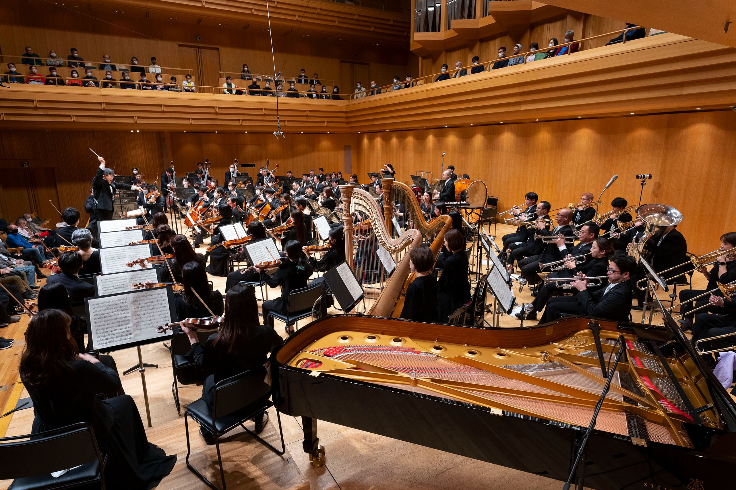 Ken Takaseki conducts the Tokyo City Philharmonic Orchestra &copy; K Miura
